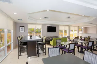 Photo 2 - La Quinta Inn & Suites by Wyndham Mobile - Daphne