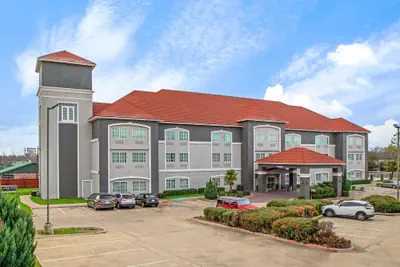 Photo 2 - La Quinta Inn & Suites by Wyndham Cleburne