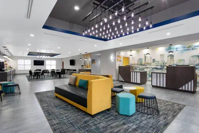 Photo 4 - La Quinta Inn & Suites by Wyndham Tampa Central
