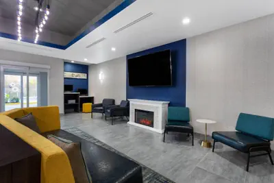 Photo 5 - La Quinta Inn & Suites by Wyndham Tampa Central