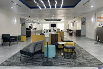 Photo 3 - La Quinta Inn & Suites by Wyndham Tampa Central