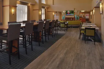 Photo 5 - Hampton Inn & Suites Bakersfield North-Airport