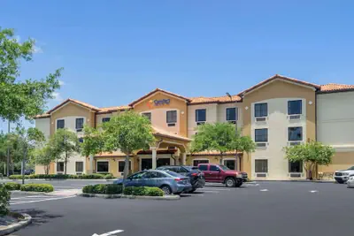 Photo 2 - Comfort Inn & Suites Northeast - Gateway