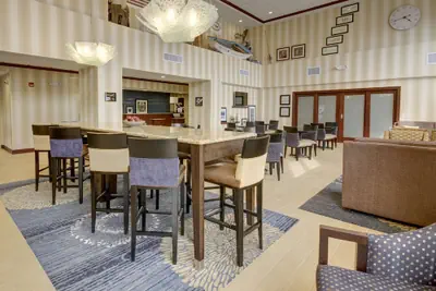 Photo 4 - Hampton Inn & Suites Alexandria
