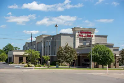 Photo 2 - Hampton Inn & Suites Alexandria