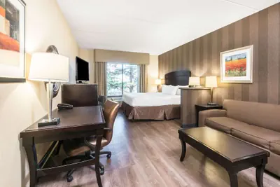 Photo 2 - La Quinta Inn & Suites by Wyndham Bel Air/I-95 Exit 77A
