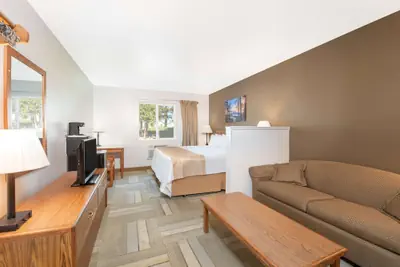 Photo 2 - Travelodge by Wyndham Spearfish