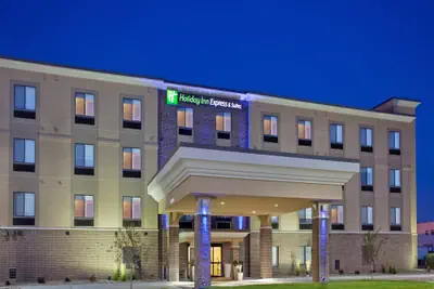 Photo 2 - Holiday Inn Express & Suites Lincoln Airport by IHG