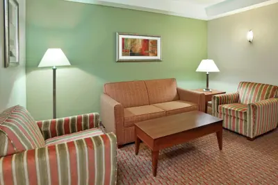 Photo 5 - Holiday Inn Express Hotel & Suites Niagara Falls by IHG