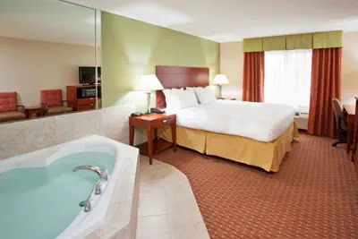 Photo 5 - Holiday Inn Express Hotel & Suites Niagara Falls by IHG
