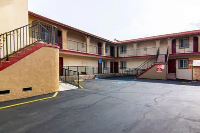 Photo 2 - Econo Lodge Long Beach I-405