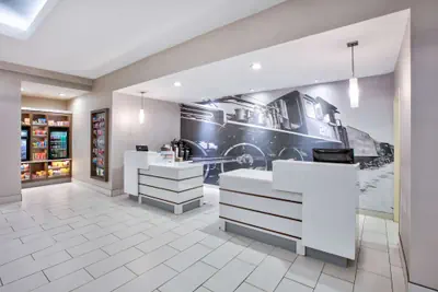 Photo 4 - La Quinta Inn & Suites by Wyndham Palestine