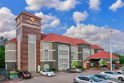 Photo 2 - La Quinta Inn & Suites by Wyndham Palestine
