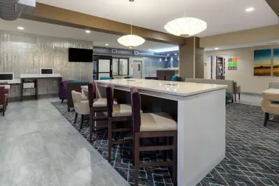 Photo 3 - La Quinta Inn & Suites by Wyndham Wichita Airport