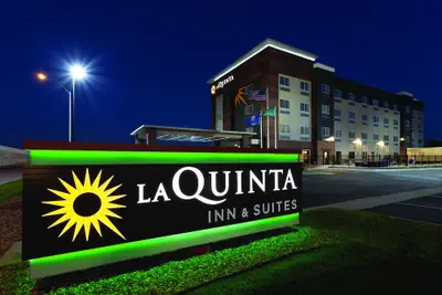 Photo 2 - La Quinta Inn & Suites by Wyndham Wichita Airport