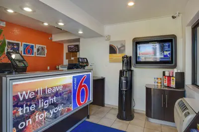 Photo 3 - Motel 6 Tempe, AZ - Broadway - ASU