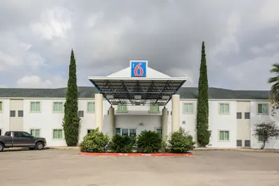 Photo 2 - Motel 6 New Braunfels, TX