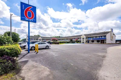 Photo 2 - Motel 6 Anniston, AL