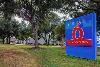 Photo 2 - Studio 6 Arlington, TX - South - Dallas