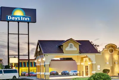 Photo 2 - Days Inn by Wyndham Louisville Airport Fair and Expo Center
