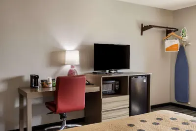 Photo 5 - Econo Lodge Inn & Suites Canandaigua - Fingers Lake Area