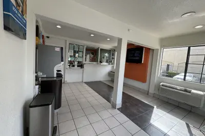 Photo 3 - Motel 6 Bellflower, CA - Los Angeles