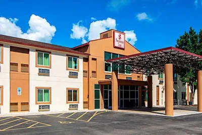 Photo 2 - Seasons Inn Traverse City