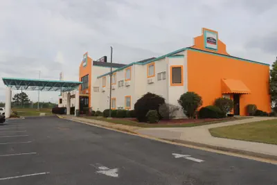 Photo 2 - Howard Johnson by Wyndham Tifton GA I-75