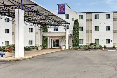 Photo 2 - Motel 6 Roseburg, OR