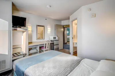 Photo 3 - Econo Lodge Menomonie