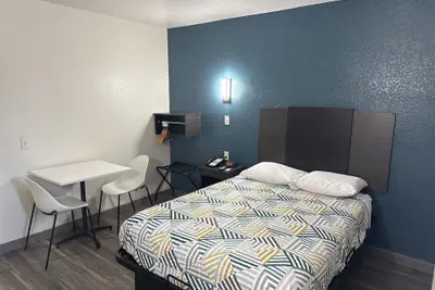 Photo 5 - Studio 6 Grand Prairie, TX