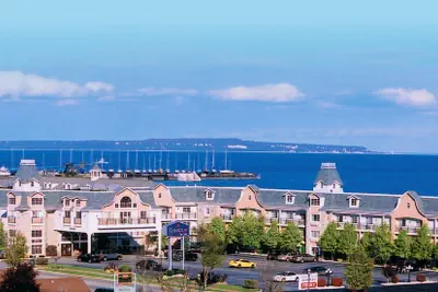 Photo 3 - Hamilton Inn Select Beachfront Mackinaw City