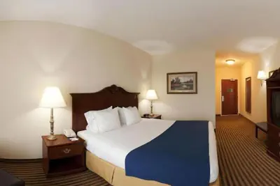 Photo 4 - Holiday Inn Express & Suites Waxahachie by IHG