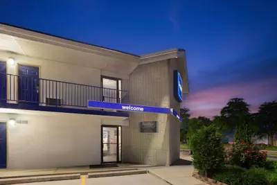 Photo 2 - Travelodge by Wyndham Madison Heights MI