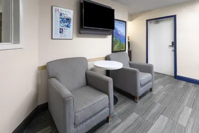 Photo 4 - Travelodge by Wyndham Madison Heights MI