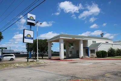 Photo 2 - Days Inn by Wyndham Waco University Area