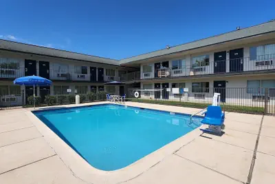 Photo 2 - Motel 6 Conroe, TX