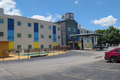 Photo 2 - Days Inn & Suites by Wyndham Augusta Near Fort Eisenhower