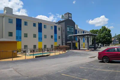 Photo 2 - Days Inn & Suites by Wyndham Augusta Near Fort Eisenhower