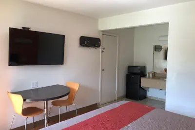 Photo 4 - Motel 6 Clute, TX
