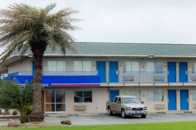Photo 2 - Motel 6 Clute, TX