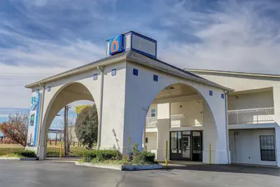 Photo 2 - Motel 6 Dickson, TN
