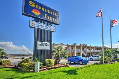 Photo 2 - Sunset Inn