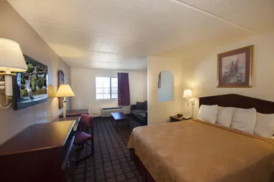 Photo 4 - Days Inn & Suites by Wyndham Laredo