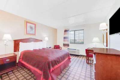 Photo 5 - Days Inn & Suites by Wyndham Laredo