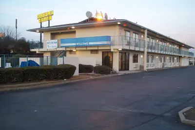 Photo 2 - Skyline Inn