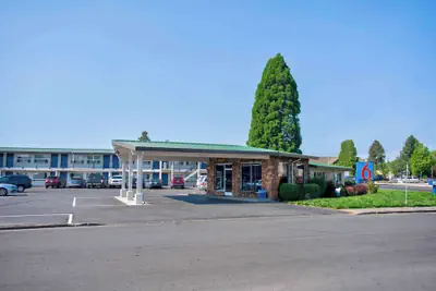Photo 2 - Motel 6 Bend, OR