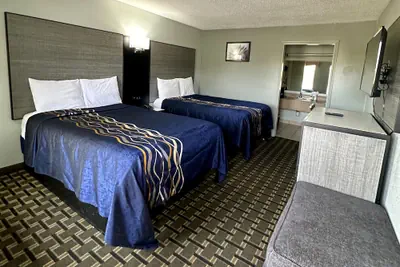 Photo 2 - Red Carpet Inn