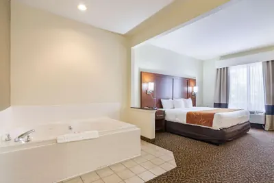 Photo 5 - Quality Suites Springdale West I-49
