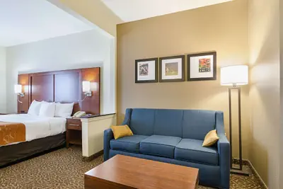 Photo 4 - Quality Suites Springdale West I-49